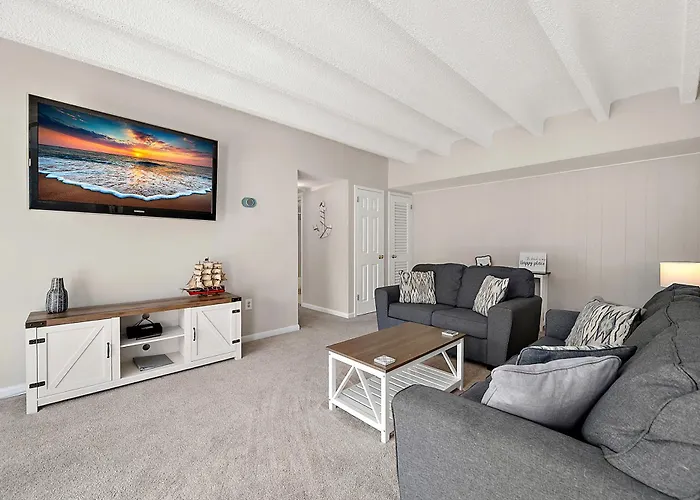 Uptown Ocean 2br W/ Pool!