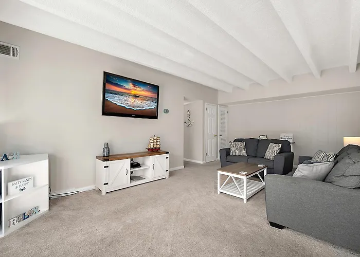 Uptown Ocean 2br W/ Pool! Holiday home Ocean City