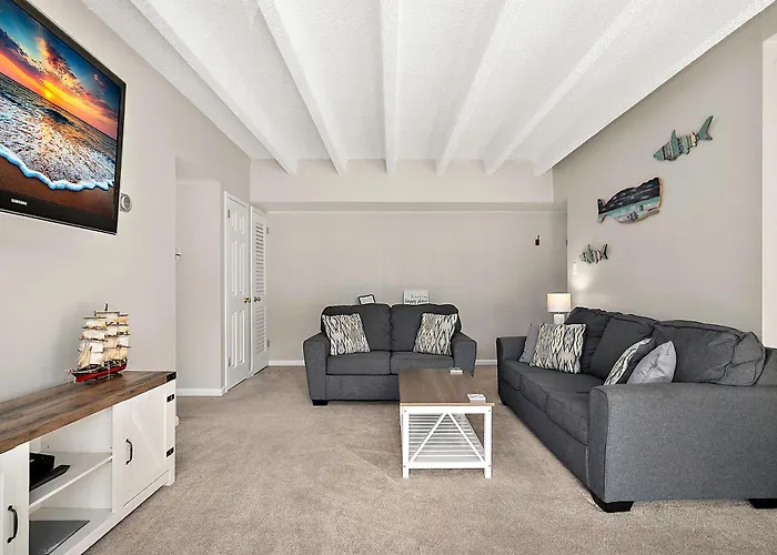 Holiday home Uptown Ocean 2br W/ Pool! *