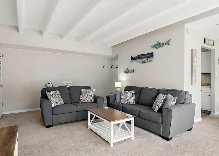 Holiday home Uptown Ocean 2br W/ Pool!