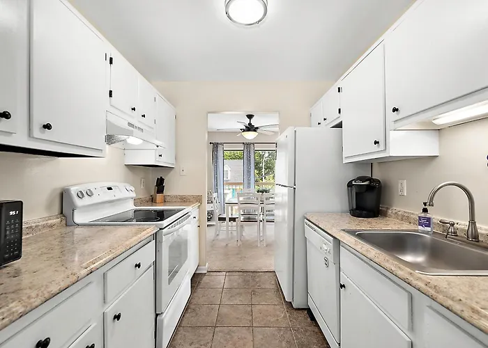 Uptown Ocean 2br W/ Pool!