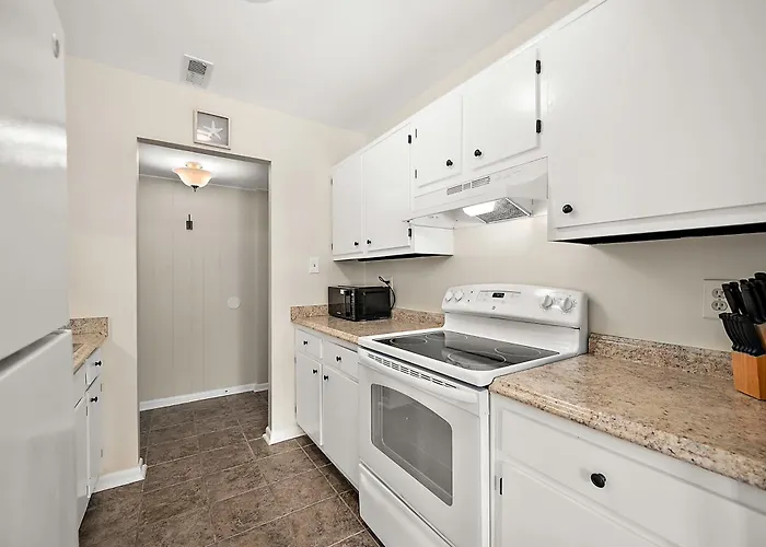 Uptown Ocean 2br W/ Pool! Holiday home