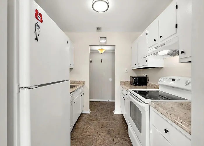 Uptown Ocean 2br W/ Pool! Holiday home *