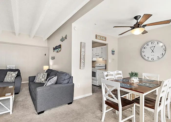 Uptown Ocean 2br W/ Pool! Holiday home