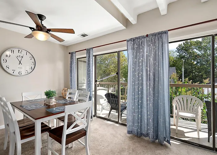 Uptown Ocean 2br W/ Pool! Holiday home *