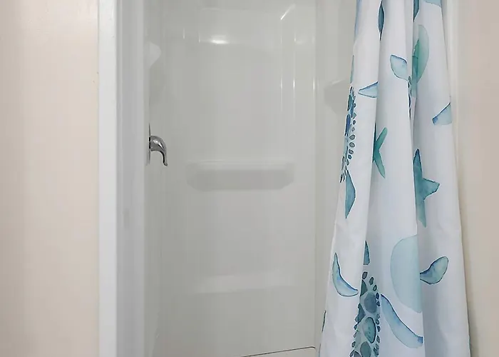 Holiday home Uptown Ocean 2br W/ Pool!