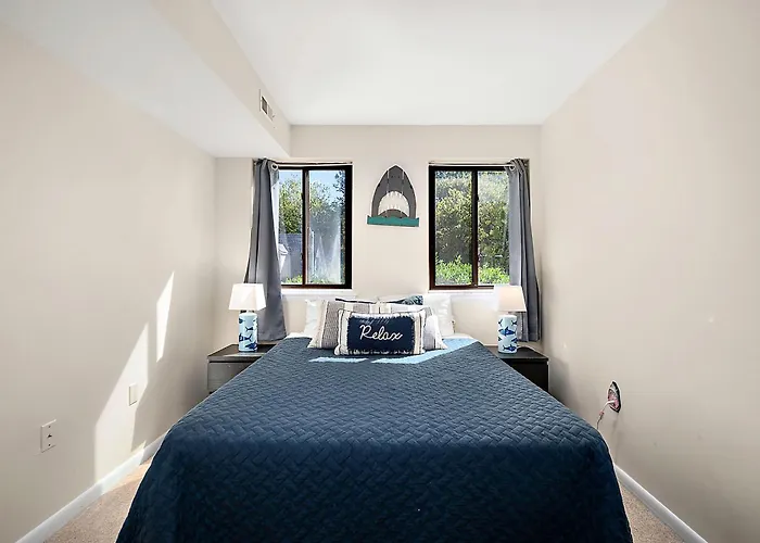 Holiday home Uptown Ocean 2br W/ Pool!