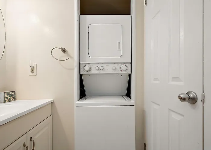 Uptown Ocean 2br W/ Pool! *