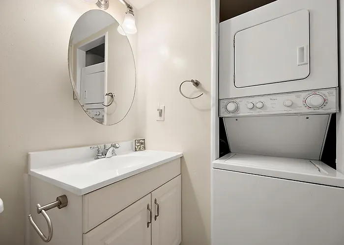 Holiday home Uptown Ocean 2br W/ Pool!