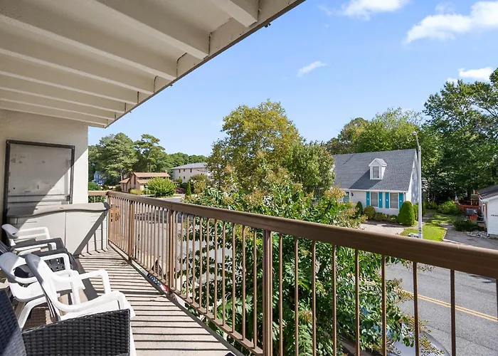 Uptown Ocean 2br W/ Pool! Holiday home